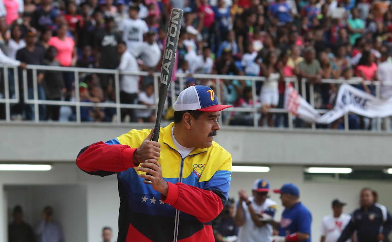 Nicolás Maduro participa en un partido de beisbol.