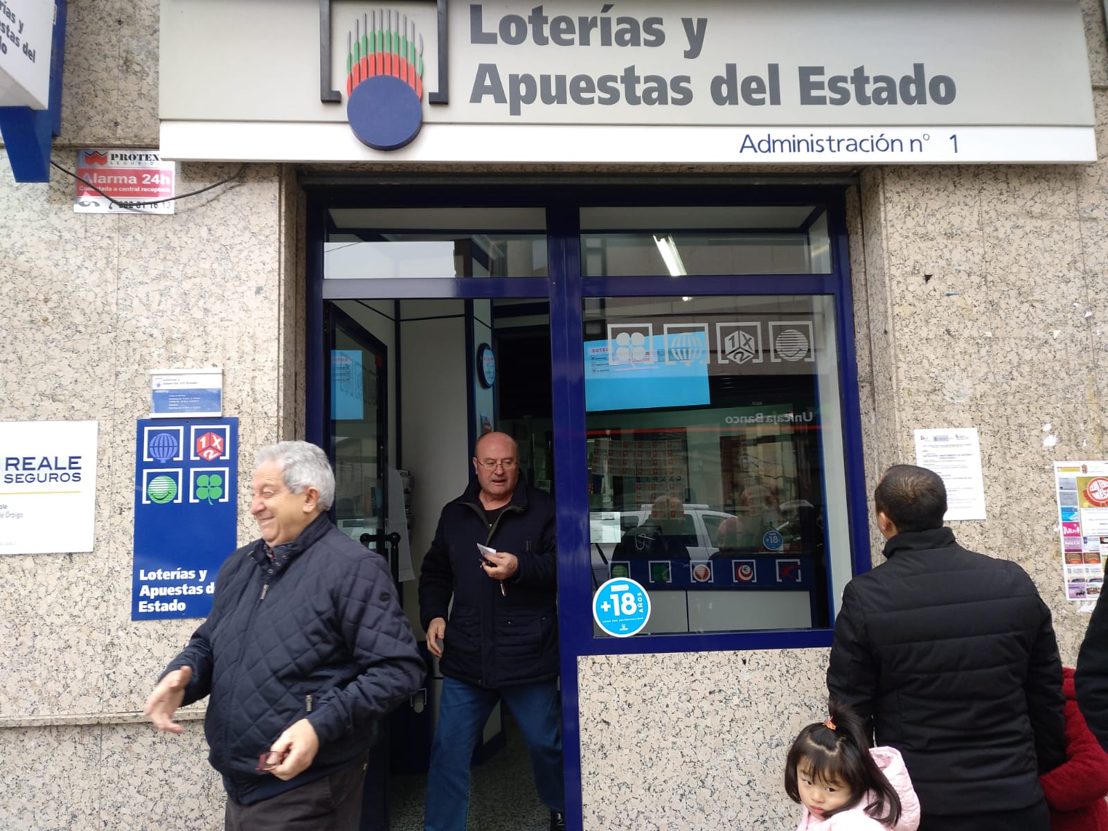 La localidad de Veguellina de Órbigo ha sido agraciada con dos millones de euros con el primer premio de 'El Niño'. La administración de Tomás Fernández ha sido la encargada de repartir el premio.