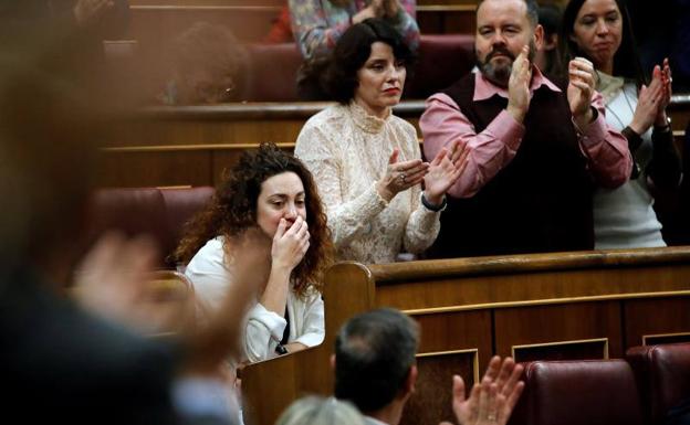 FOTO | VÍDEO: La diputada de los comunes, Aina Vidal, se emociona con el aplauso hacia ella del Congreso.