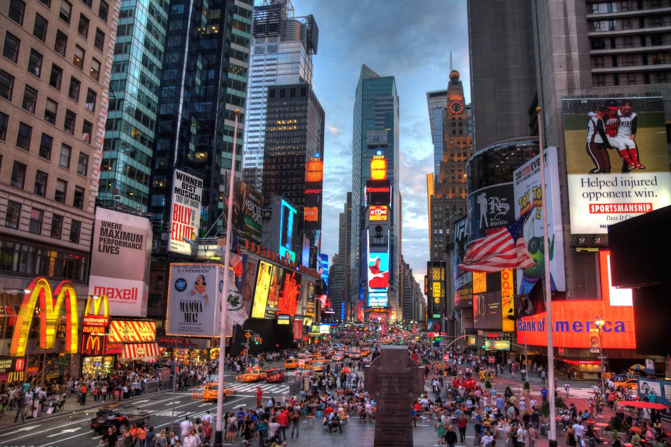 Times Square (Nueva York, EE.UU.) | Su especial atractivo son sus decenas de pantallas y anuncios, así como sus millones de luces. Situada en el centro de la Gran Manzana en la isla de Manhattan es uno de los puntos más turísticos del mundo.