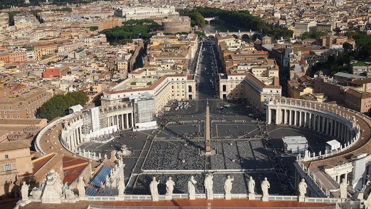 Plaza de San Pedro (Vaticano, Roma) | Situada en la Ciudad del Vaticano, esta obra maestra de Gian Lorenzo Bernini (entre 1656 y 1667) se encuentra a los pies de la Basílica de San Pedro. Las dimensiones de la plaza son espectaculares: 320 metros de longitud y 240 metros de anchura. En las liturgias y acontecimientos más destacados, ha llegado a albergar más de 300.000 personas.