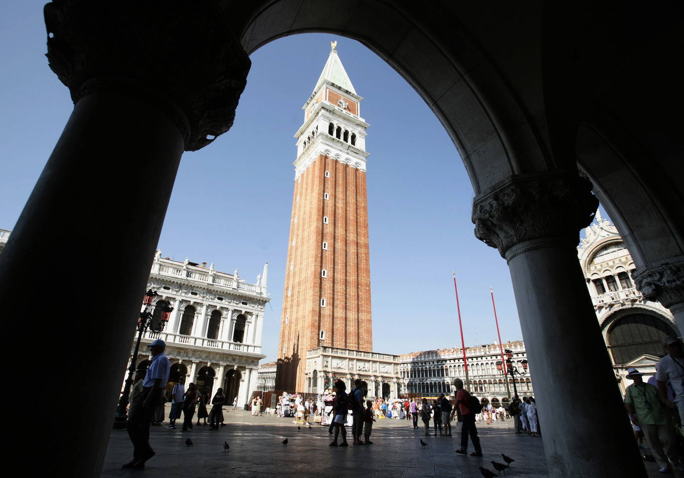 Plaza de San Marcos (Venecia, Italia) | Situada en el punto más bajo de la ciudad, esta bella plaza es el lugar más fotografiado. Desde ella se contemplan monumentos tan impresionantes como la Basílica, el Palacio Ducal o el precioso reloj en la Torre.