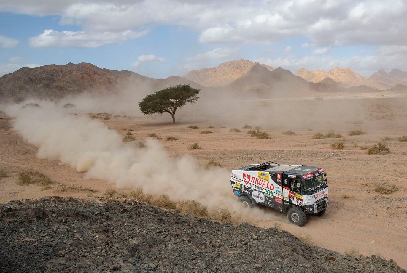 El Dakar sigue sumando imágenes espectaculares. Arena, motor y deporte de riesgo a partes iguales en una edición especialmente dura.