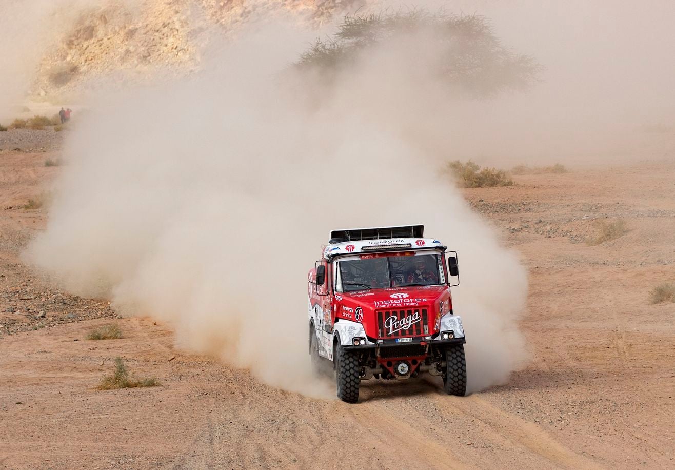 El Dakar sigue sumando imágenes espectaculares. Arena, motor y deporte de riesgo a partes iguales en una edición especialmente dura.