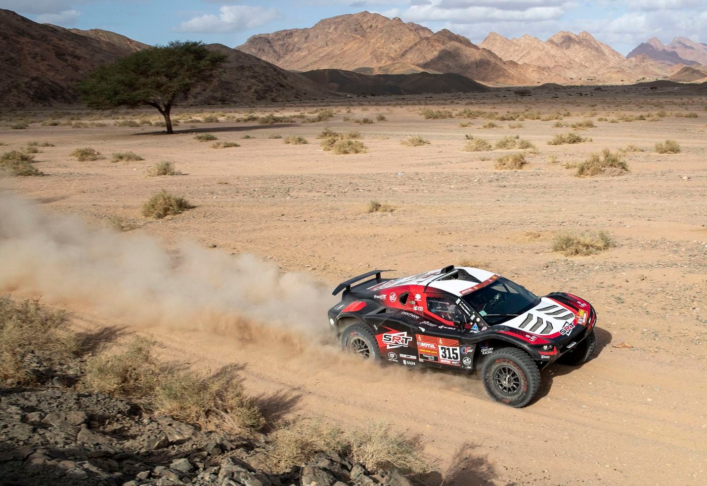 El Dakar sigue sumando imágenes espectaculares. Arena, motor y deporte de riesgo a partes iguales en una edición especialmente dura.