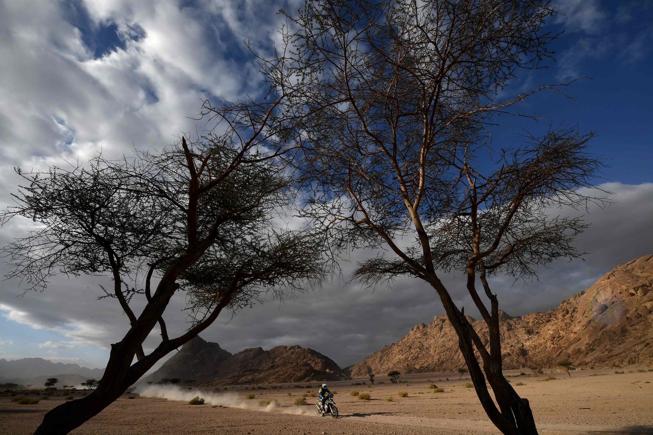 El Dakar sigue sumando imágenes espectaculares. Arena, motor y deporte de riesgo a partes iguales en una edición especialmente dura.