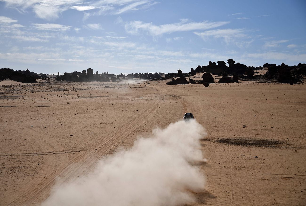 El Dakar sigue sumando imágenes espectaculares. Arena, motor y deporte de riesgo a partes iguales en una edición especialmente dura.