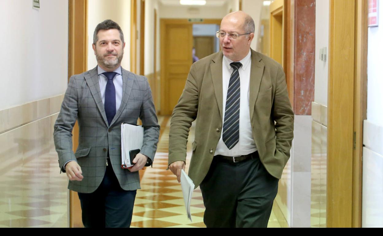 El vicepresidente, portavoz y consejero de Transparencia, Ordenación del Territorio y Acción Exterior, Francisco Igea, comparece en rueda de prensa posterior al Consejo de Gobierno. Junto a él, el director general de Comunicación, Julio López.