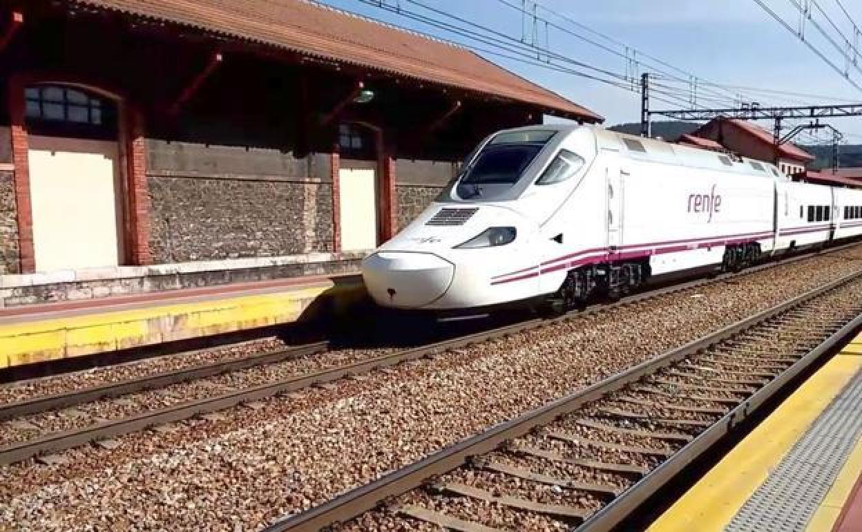 Imagen de un tren Alvia en la localidad de La Robla.