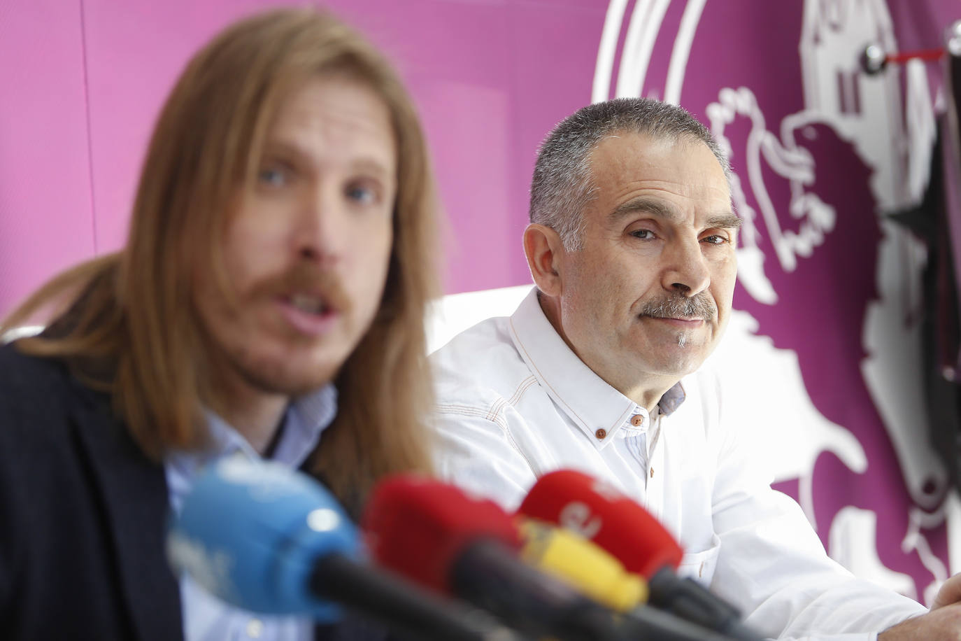 El secretario general de Podemos Castilla y León, Pablo Fernández, junto al concejal Nicanor Pastrana.