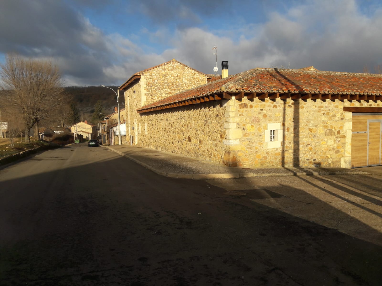 Esta localidad leonesa de la montaña oriental sostiene su población con la llegada de ocho nuevos vecinos al pueblo, lo que supone, al menos, mantener en 30 el número de habitantes dentro de la conocida como 'España despoblada'