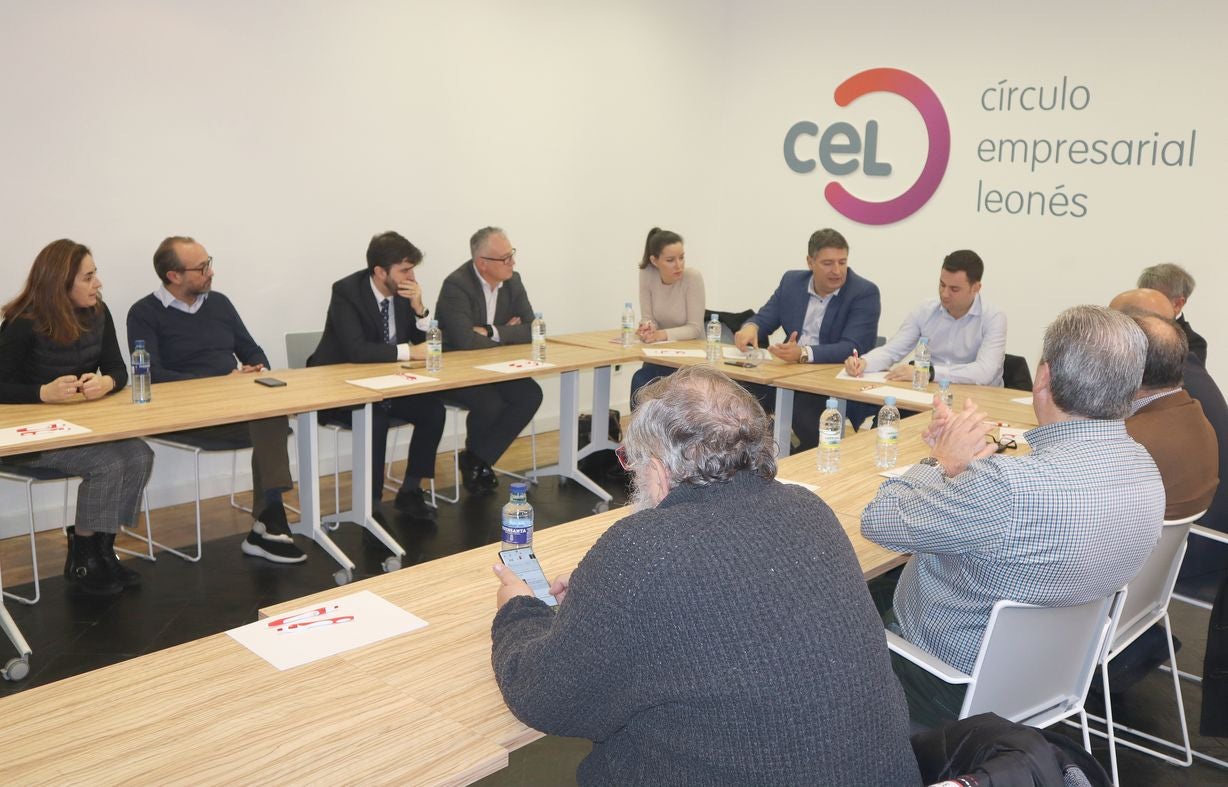 Un instante de la reunión mantenida este viernes en las oficinas del CEL en León capital.