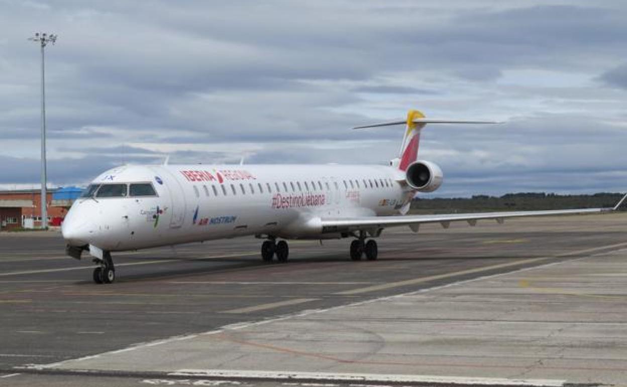 Un avión en la pista del Aeropuerto de León. 