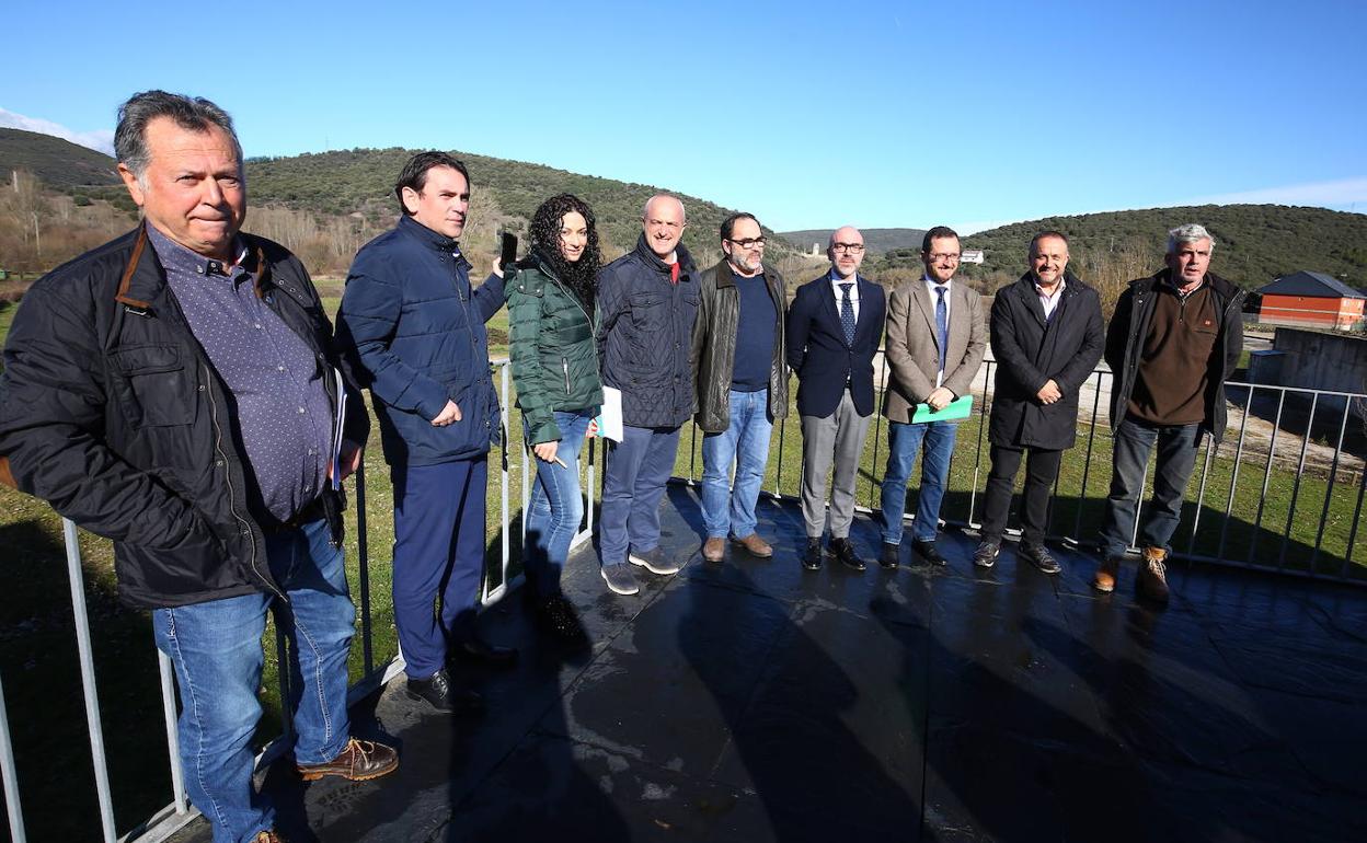 El consejero de Cultura y Turismo, Javier Ortega (C), junto a los alcaldes de Las Médulas y representantes del Consejo.