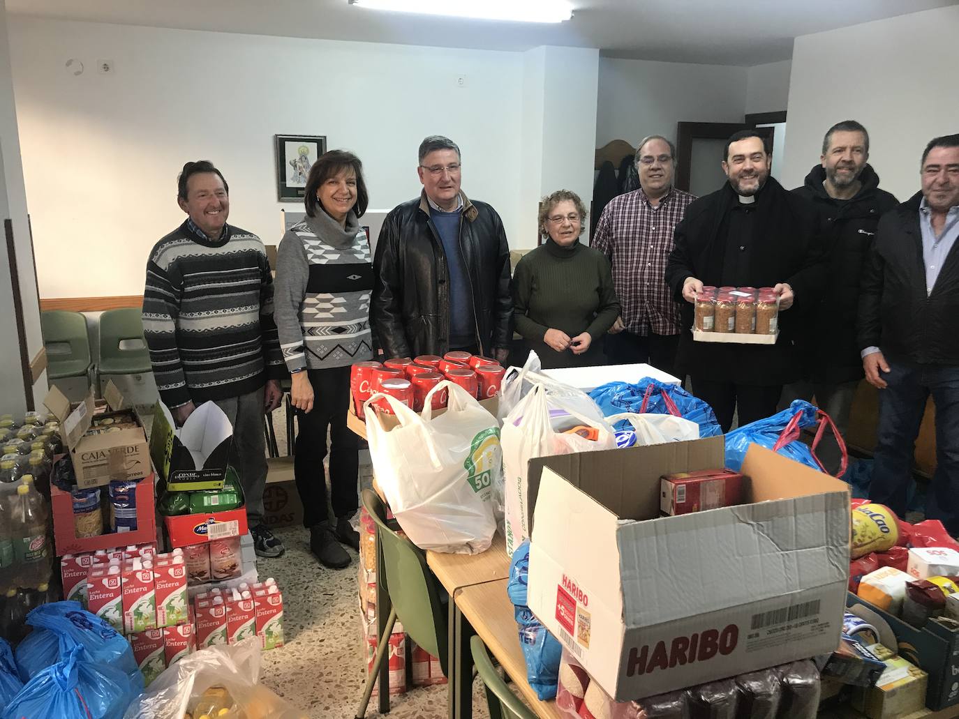 Fotos: La Cofradía de Nuestra Señora de las Angustias y Soledad entrega más de 3.000 kilos de alimentos a la parroquia del Mercado