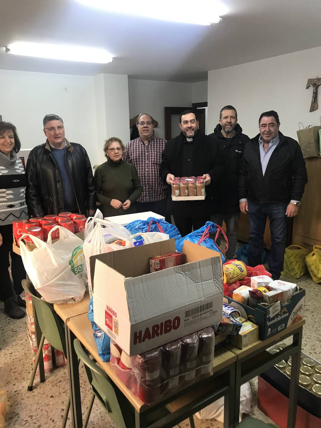 Fotos: La Cofradía de Nuestra Señora de las Angustias y Soledad entrega más de 3.000 kilos de alimentos a la parroquia del Mercado