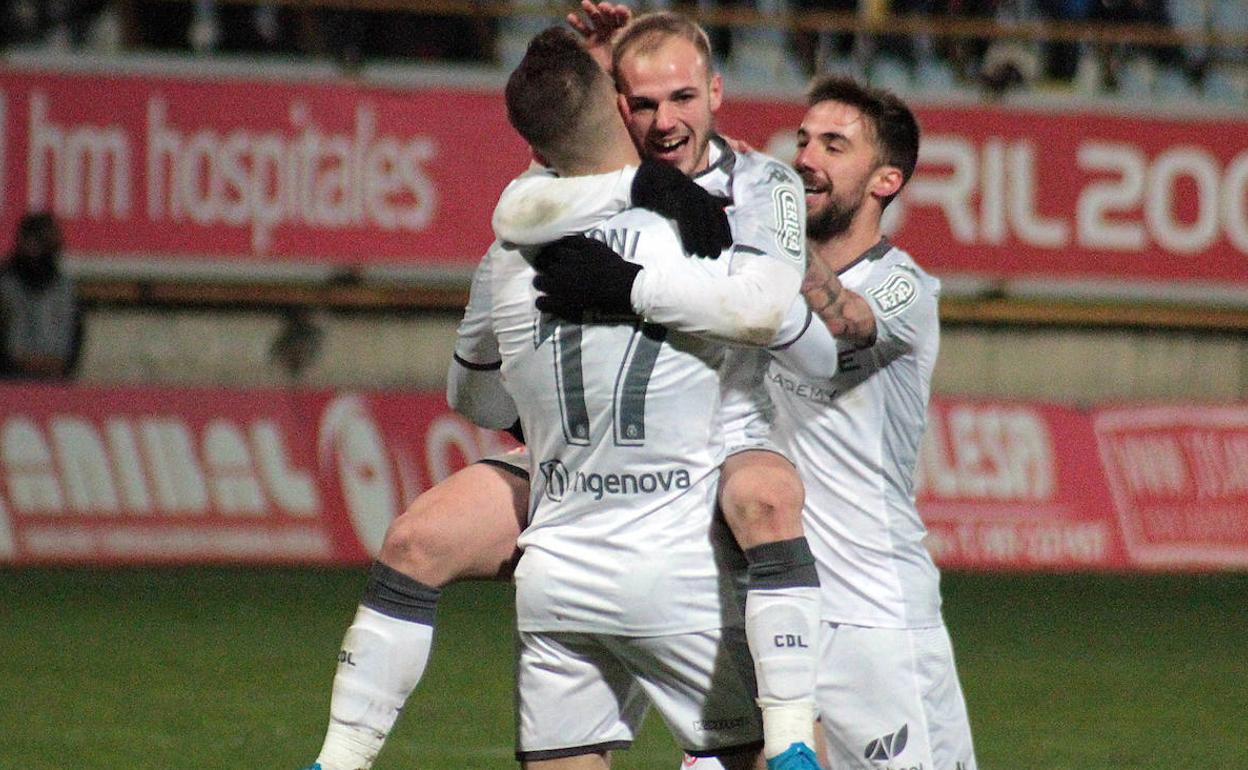 Dioni y Sergio Benito celebran el primer gol ante el Huesca.