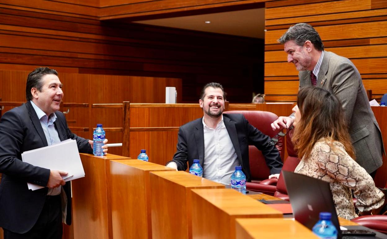 Luis Mariano Santos, antes del inicio de un pleno en las Cortes.