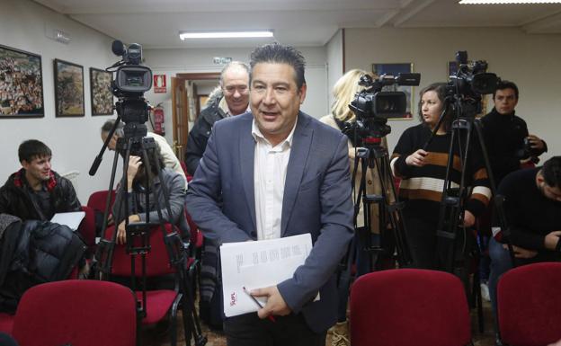 Galería. Luis Mariano Santos, secretario general de la UPL, en la rueda de prensa de este lunes.