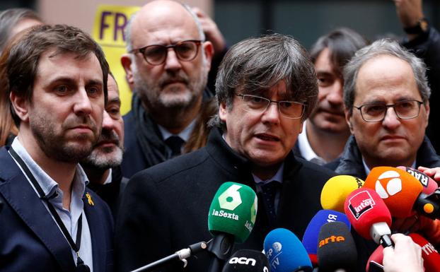 Toni Comín, Carles Puigdemont y Quim Torra, a su llegada al Parlamento europeo.