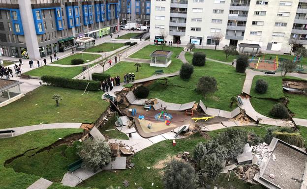 Así ha quedado el parque infantil que se ha hundido en Santander.