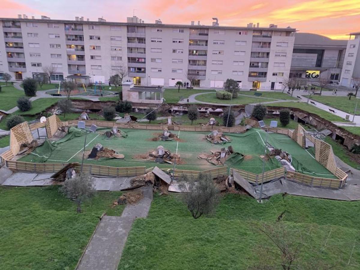 Así ha quedado el parque infantil que se encuentra sobre el parking tras el derrumbe.