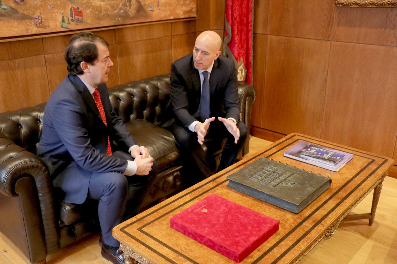 Fotos: Primer encuentro entre el alcalde de León, José Antonio Diez y el presidente de la Junta, Alfonso Fernández Mañueco