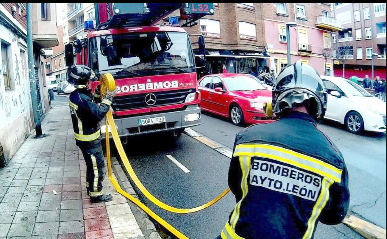 Efectivos de Bomberos León durante una intervención en la capital.