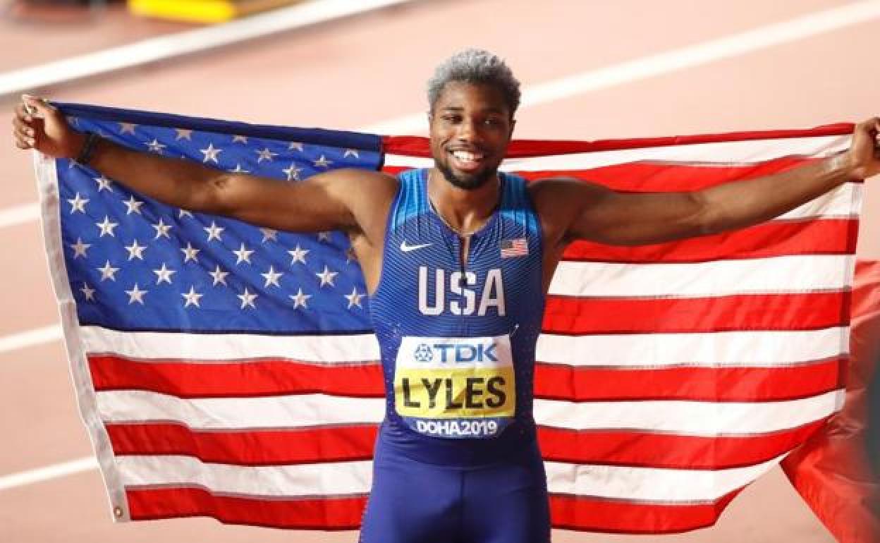 Noah Lyles celebra uno de sus dos oros en el Mundial de Doha. 