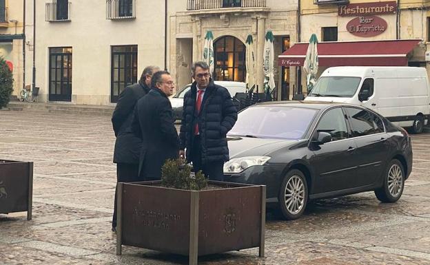 El senador por León, Antonio Silván, el delegado de la Junta, Martínez Majo, y el concejal del Ayuntamiento de León, Fernando Salguero, esperan la llegada del presidente de la Junta de Castilla y León.