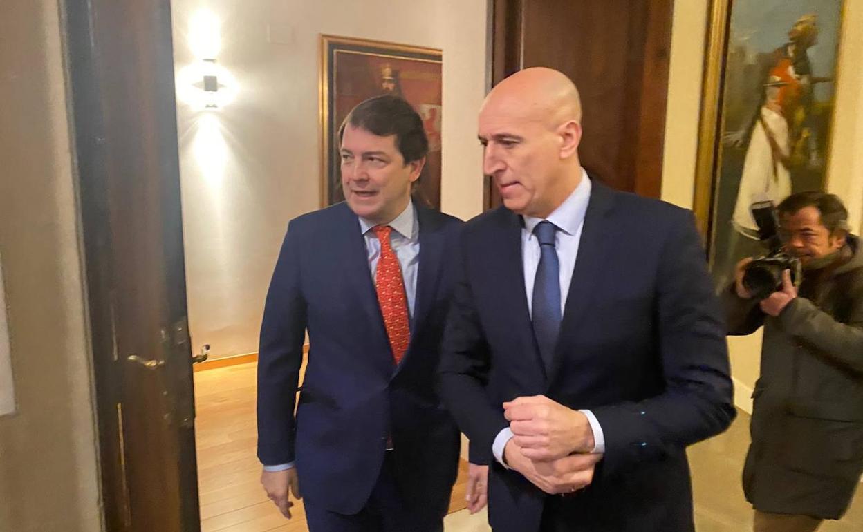 José Antonio Diez y Alfonso Fernández Mañueco, durante un acto institucional en León.