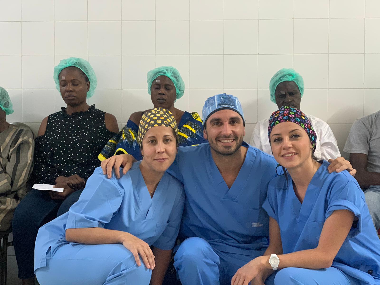 El médico del Hospital de León Jorge Sánchez Cañizal ha viajado a Senegal con la fundación Elena Barraquer con el nombre de la reconocida oftalgóloga lucha en los países en desarrollo por salvar a las personas de la ceguera.