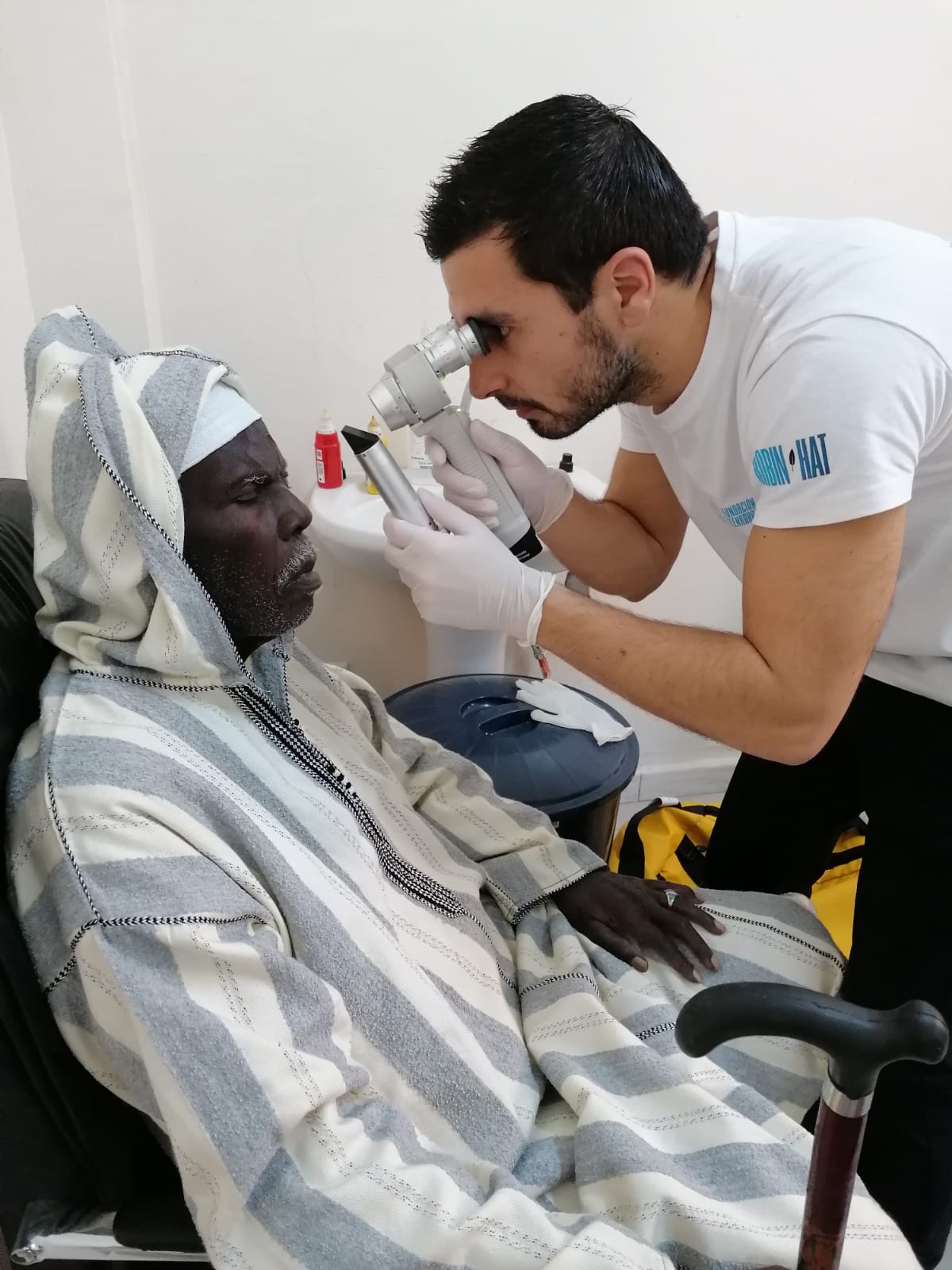 El médico del Hospital de León Jorge Sánchez Cañizal ha viajado a Senegal con la fundación Elena Barraquer con el nombre de la reconocida oftalgóloga lucha en los países en desarrollo por salvar a las personas de la ceguera.