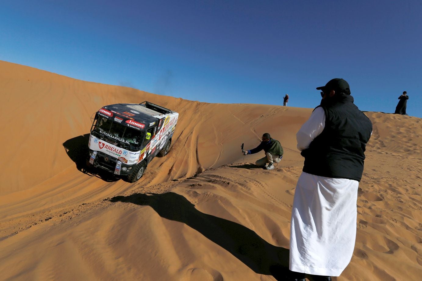 El piloto leonés Jesús Calleja, tras una extraordinaria etapa en el Dakar, se encuentra a un paso de alcanzar la línea de meta de la prueba más dura del mundo.