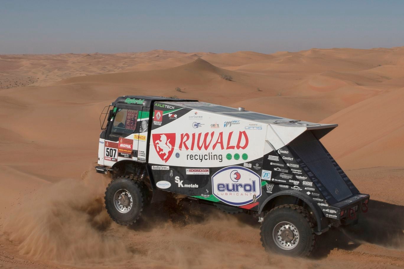 El piloto leonés Jesús Calleja, tras una extraordinaria etapa en el Dakar, se encuentra a un paso de alcanzar la línea de meta de la prueba más dura del mundo.