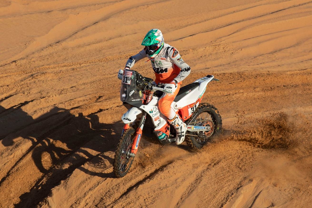 El piloto leonés Jesús Calleja, tras una extraordinaria etapa en el Dakar, se encuentra a un paso de alcanzar la línea de meta de la prueba más dura del mundo.