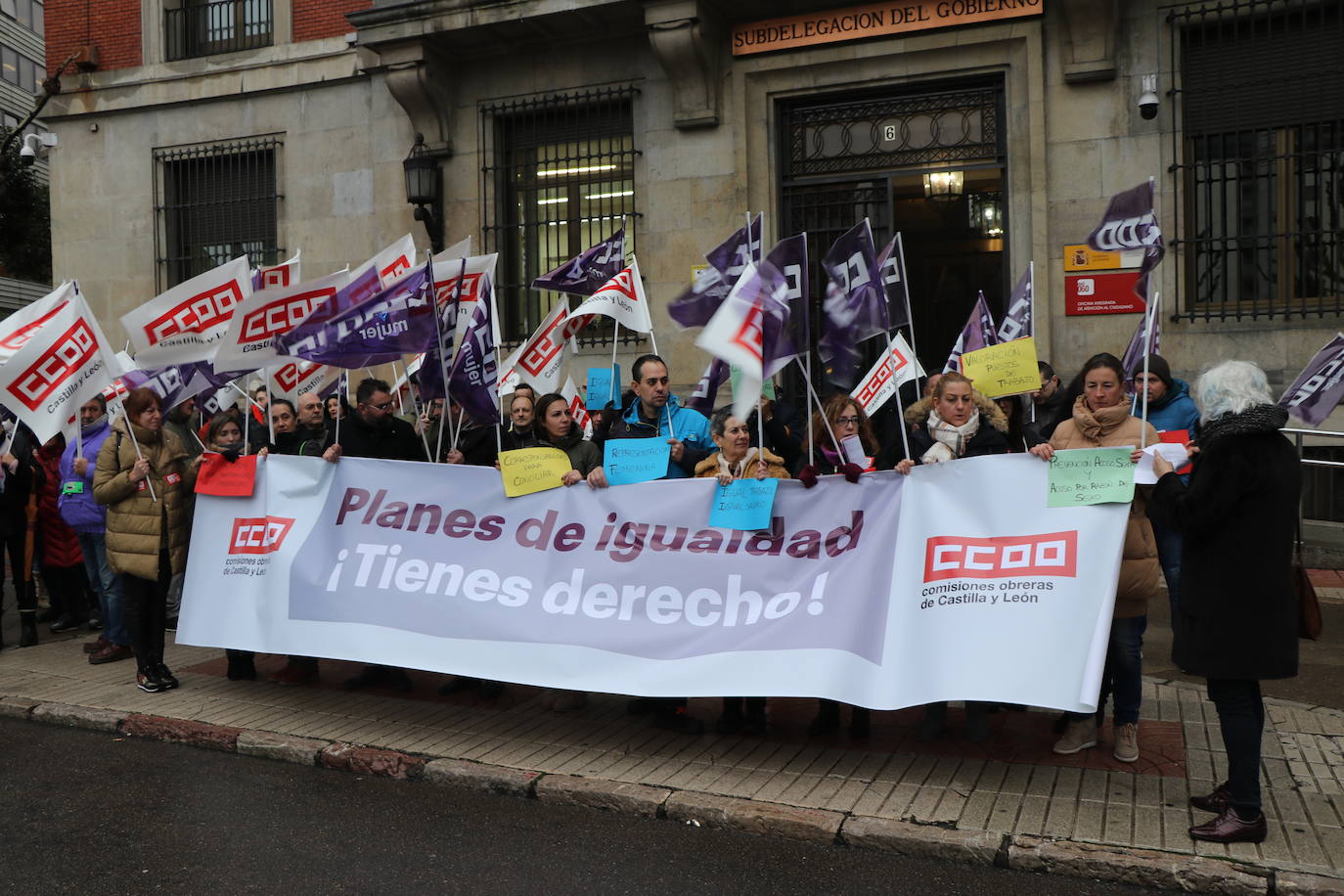 La Subdelegación del Gobierno acoge una protesta para exigir el desarrollo de planes de igualdad en empresas y sector público