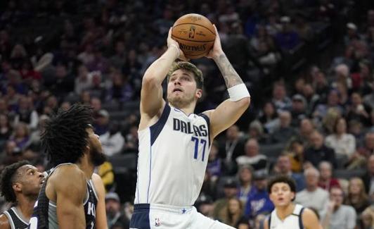 Luka Doncic lanza a canasta en el partido ante los Kings. 