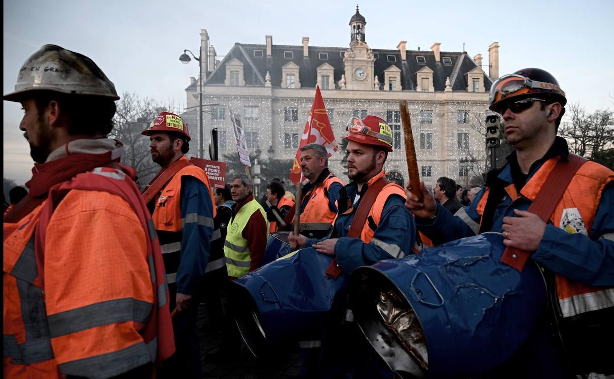 Miembros de los sindicatos desfilan por París contra la reforma de las pensiones.