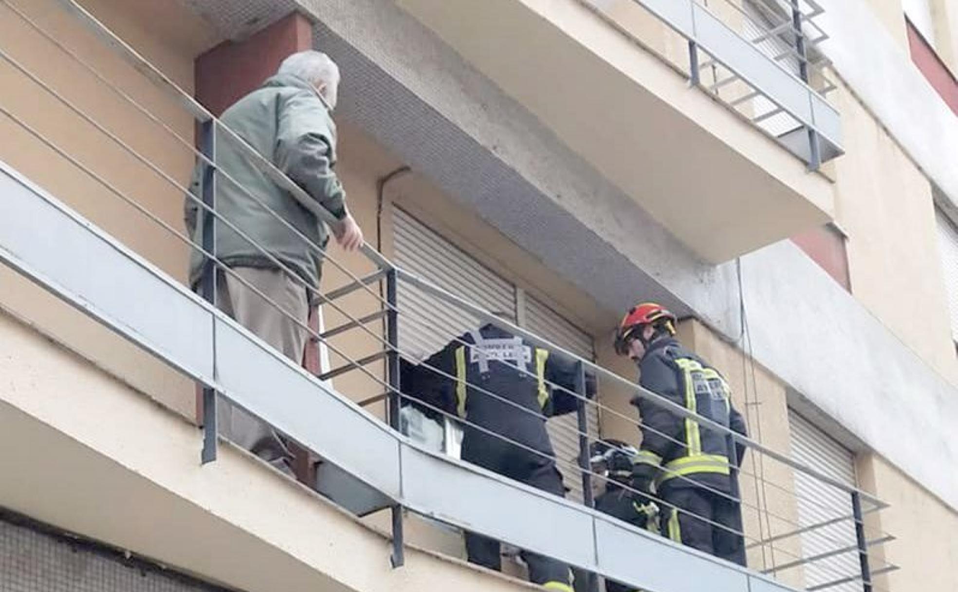 Los bomberos accedieron a la vivienda rompiendo la ventana de la terraza.