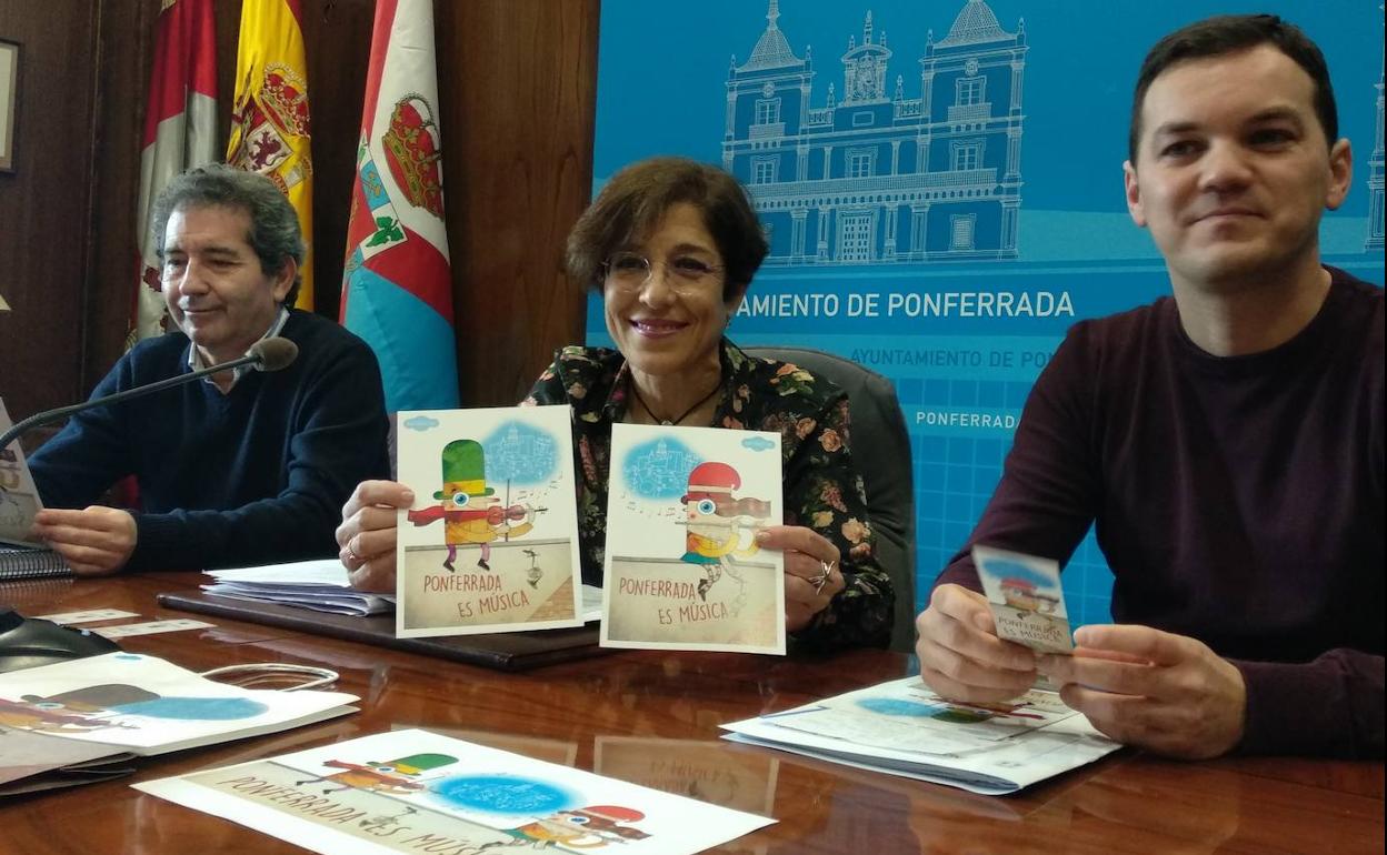 La concejala de Cultura, Concepción de Vega, muestra dos de los programas de la campaña 'Ponferrada es música' que se presentarán en Fitur 2020.