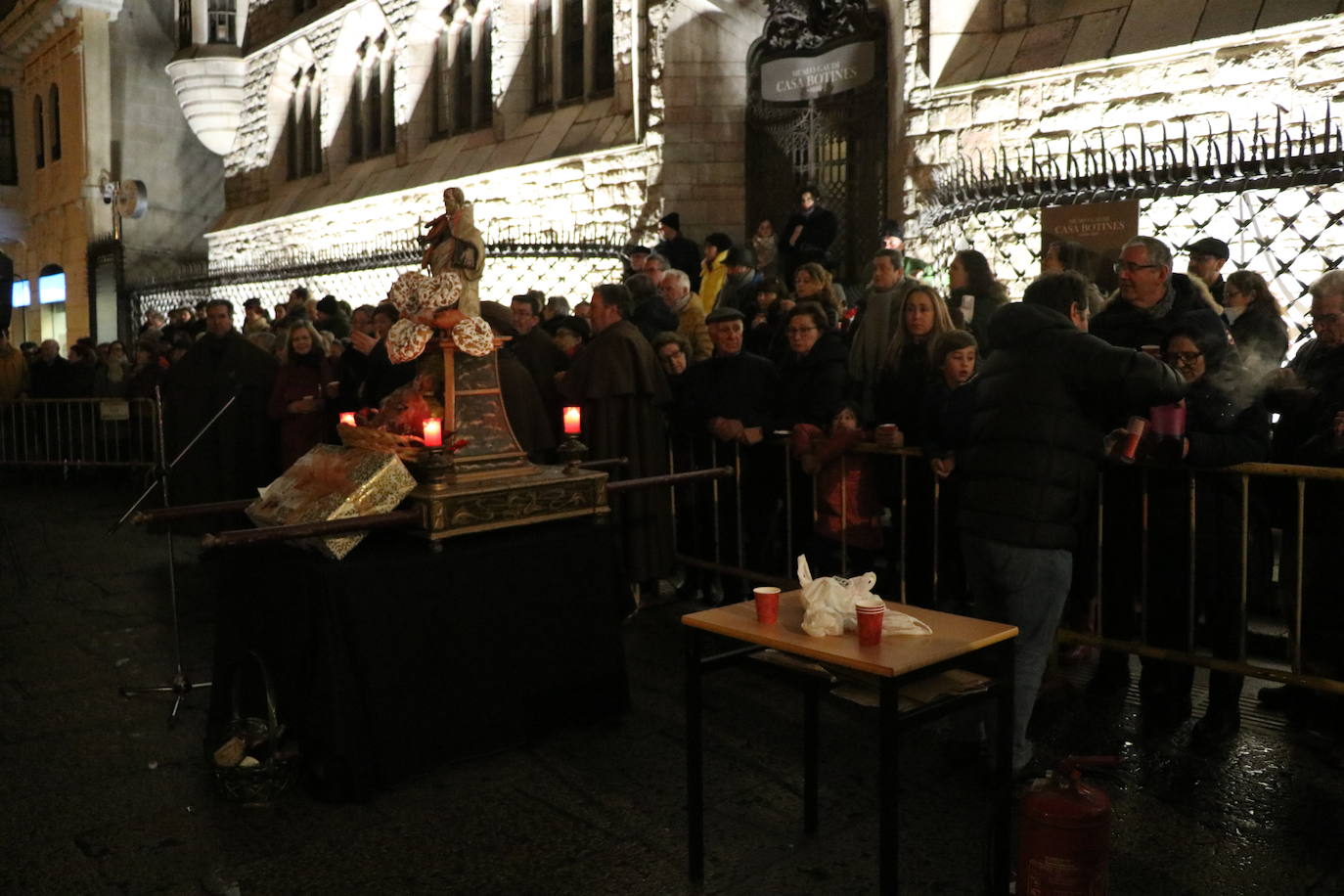 Fotos: Hoguera y gochín de San Antón