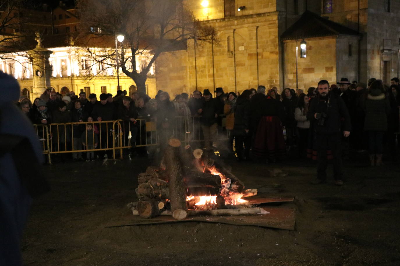 Fotos: Hoguera y gochín de San Antón