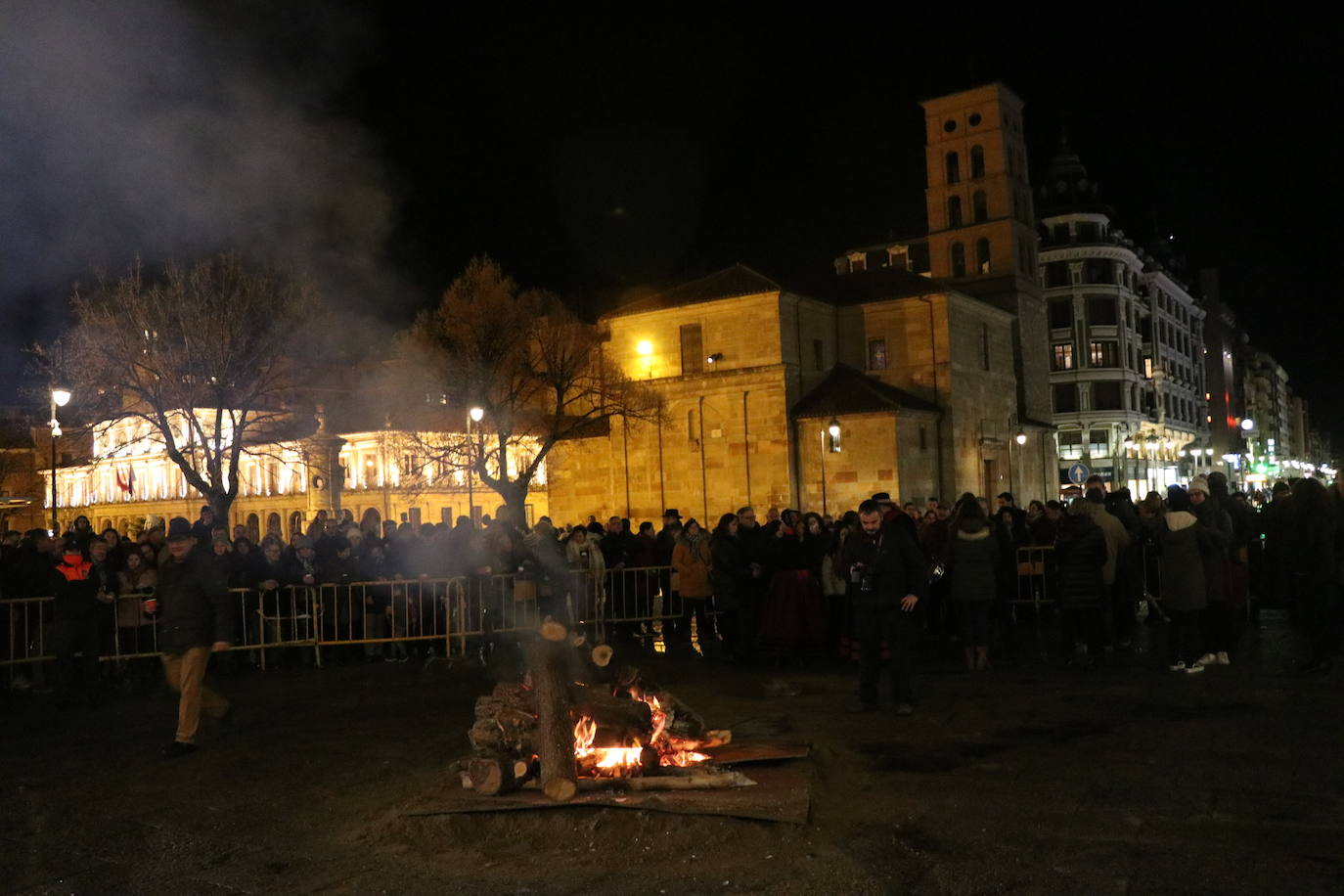 Fotos: Hoguera y gochín de San Antón