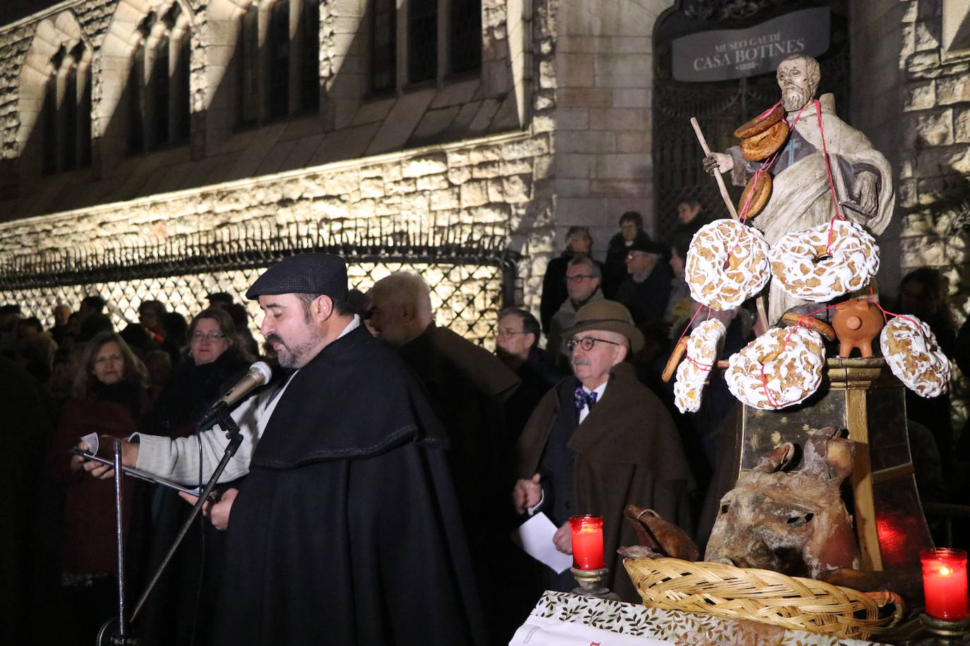 Fotos: Hoguera y gochín de San Antón