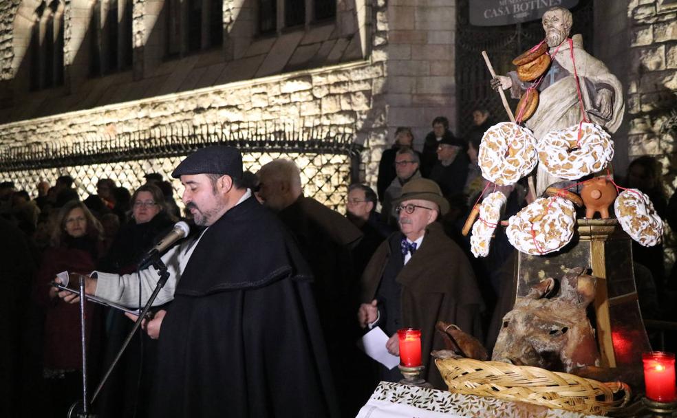 Un instante del recital de refranes junto a San Antón.