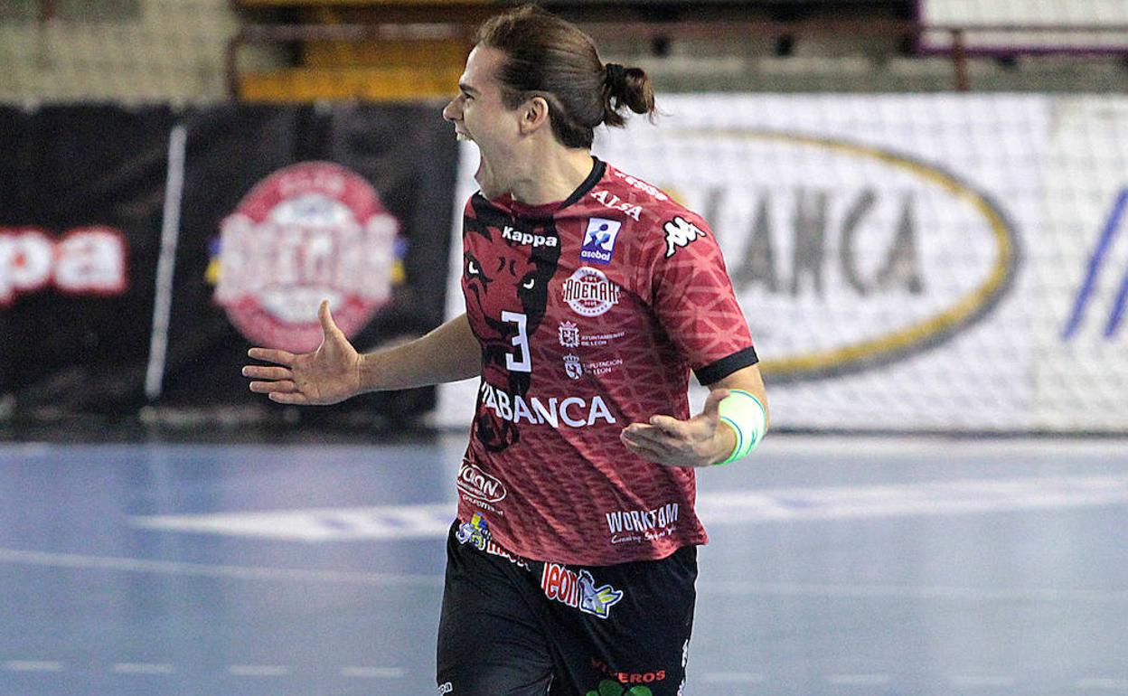 Mario López, en un partido con el Abanca Ademar.