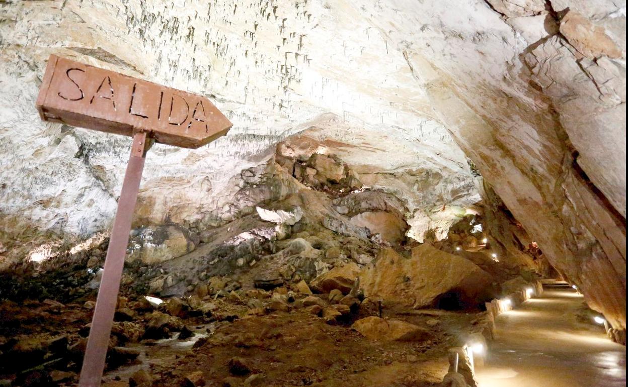 Imagen de la salida de la cueva de Valporquero.