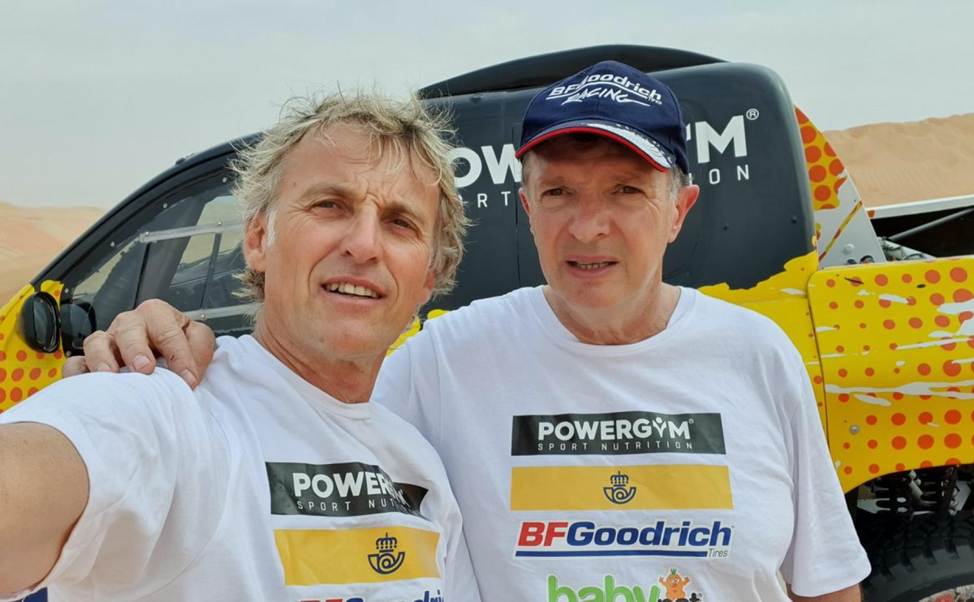 Jesús Calleja, junto a su copiloto, durante el rally Dakar.