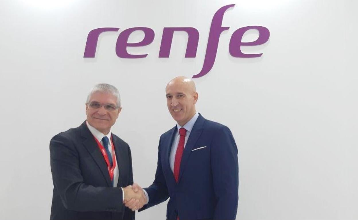 El presidente de Renfe y el alcalde de León durante la firma del acuerdo.